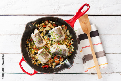 Cuadro en lienzo Pan of hake and vegetables