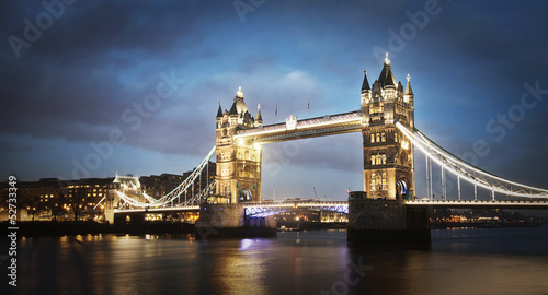 Slika na platnu Tower bridge at night, London