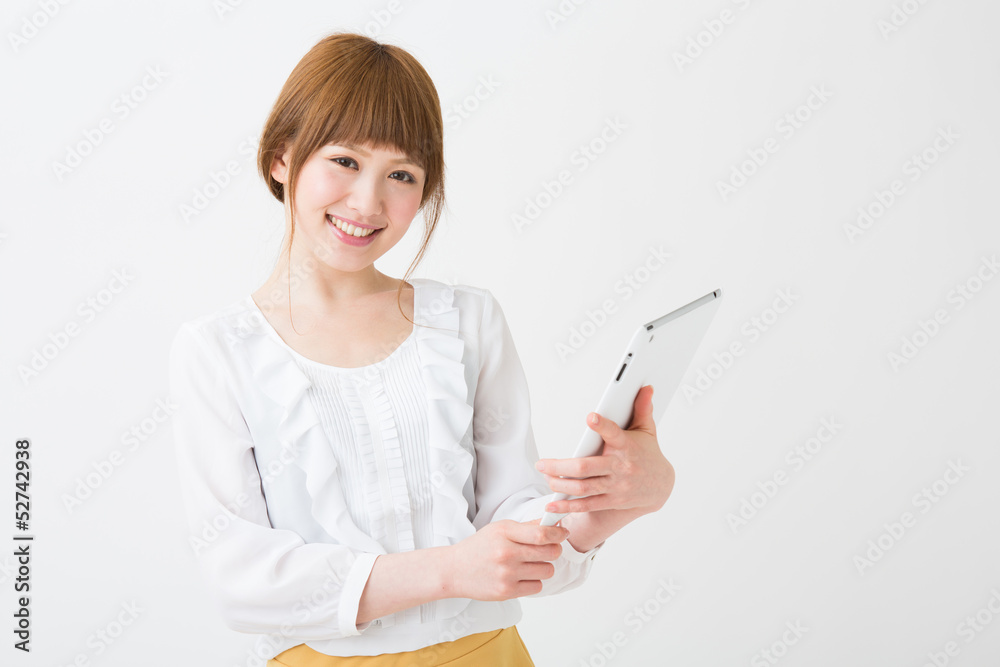 タブレットを見る女性 ビジネス タブレットを見る女性 ビジネス