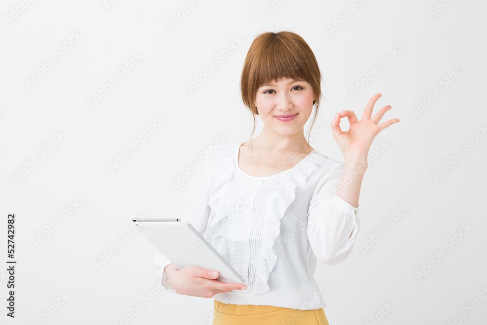 タブレットを見る女性 ビジネス タブレットを見る女性 ビジネス