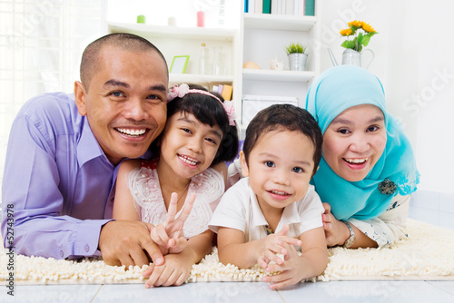 Slika na platnu muslim family lying on the floor