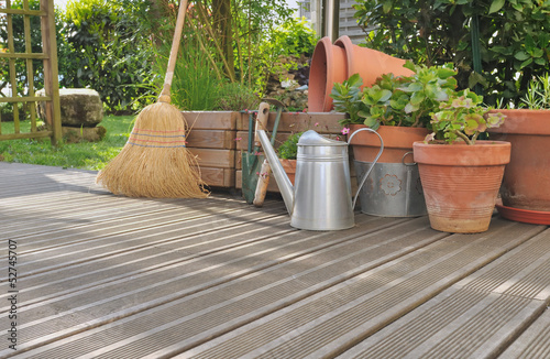 divers accessoires  de jardin en terrasse photo