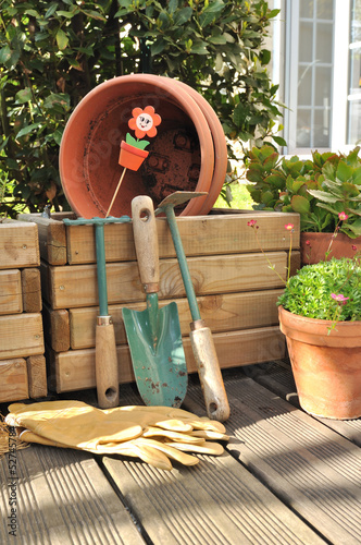 divers accessoires  de jardin en terrasse
