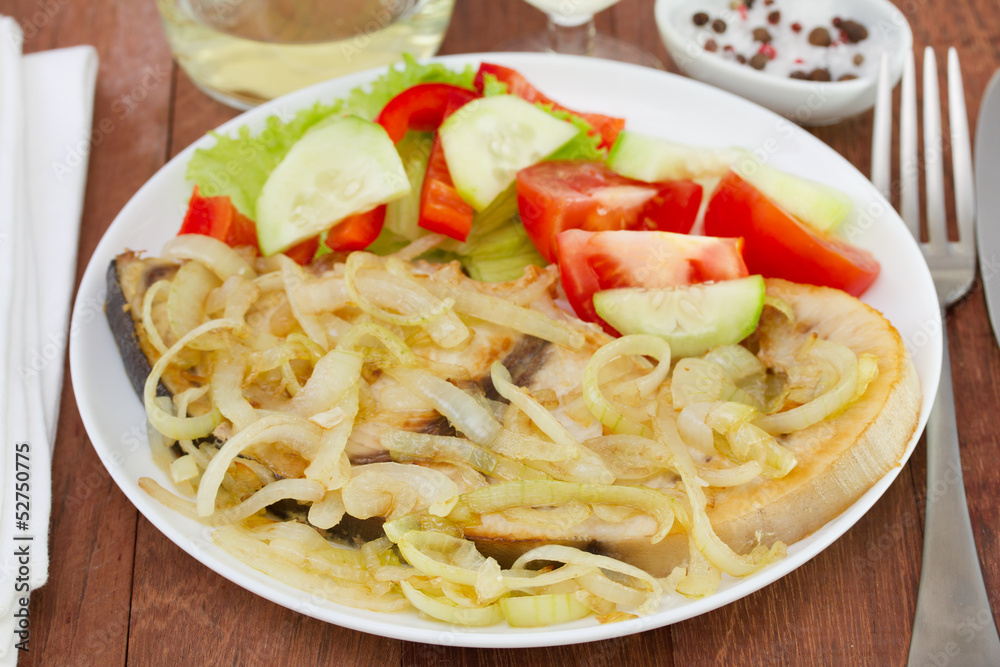 fish with onion and fresh salad