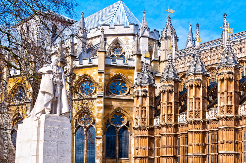 Obraz premium Statue of George V and Westminster Abbey, London