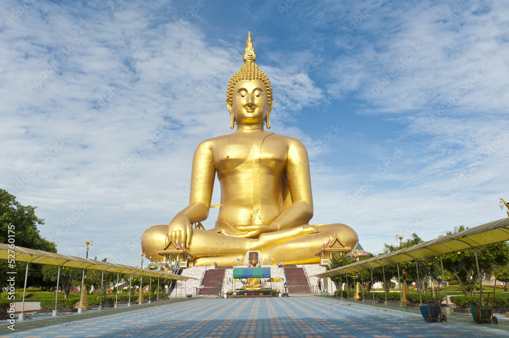 big golden Buddha statues