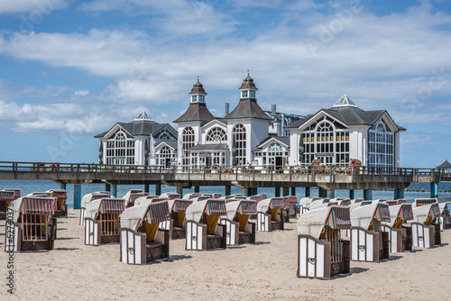 Seebrücke Sellin mit Strand und Strandkörben