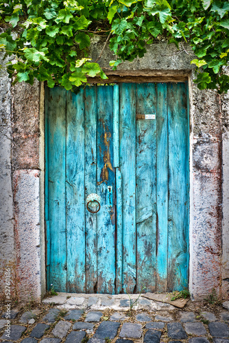 Porte bleue dans un village turc
