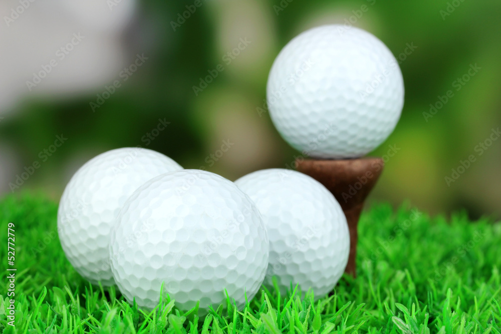 Fototapeta premium Golf balls on grass outdoor close up