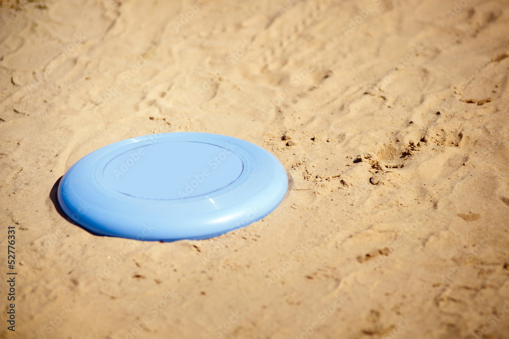 Naklejka premium Frisbee lying in sand