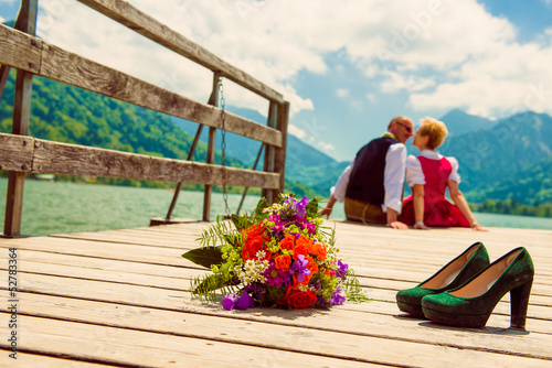Hochzeitspaar auf Bootssteg am Schliersee