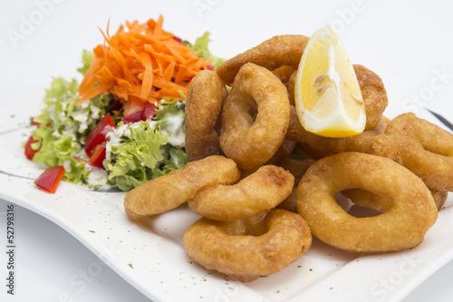 Calamaris frittiert mit Salat photo