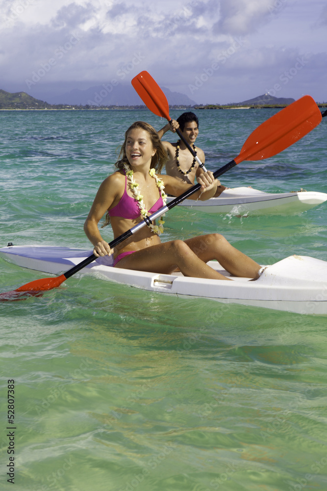 Obraz premium couple paddling surfskis