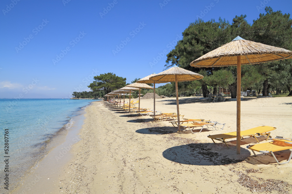 Fototapeta premium Umbrellas and recliners by the sea