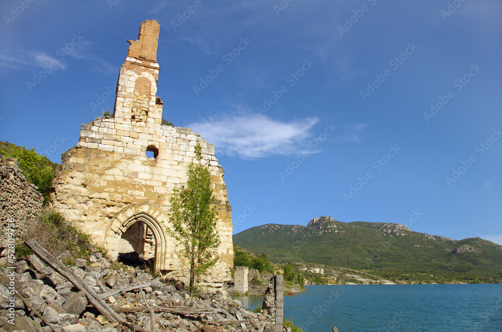 Eglise en ruine sur les bord d'un lac espagnol