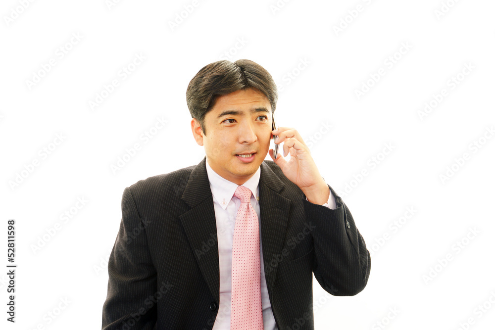 通話中の笑顔のビジネスマン 通話中の笑顔のビジネスマン