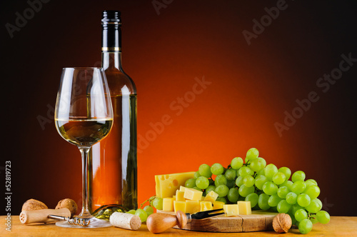 Fototapeta Naklejka Na Ścianę i Meble -  grapes, cheese and wine
