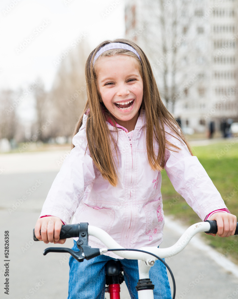 Obraz premium little girl with her bicycle