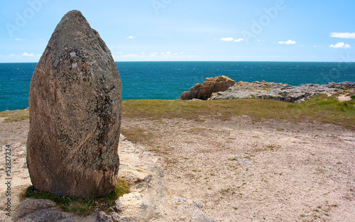 menhir sur la côte en bretagne