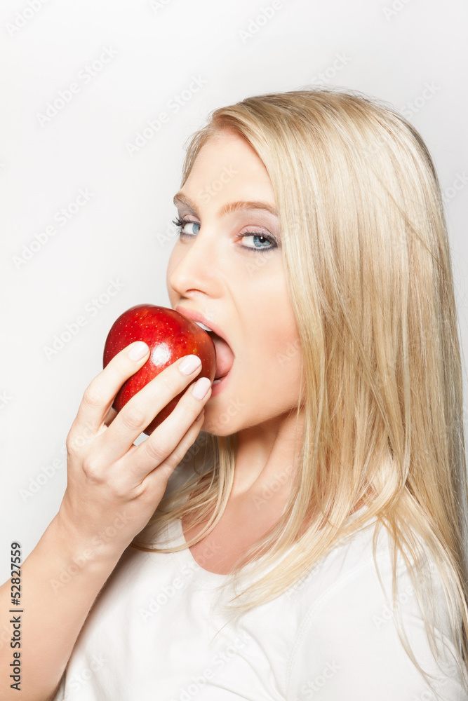 Junge Frau mit beisst in einen roten Apfel Junge Frau mit beisst in einen roten Apfel