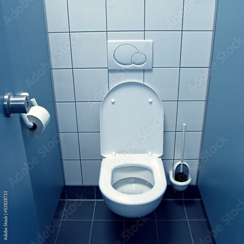 blaue Toilettenkabine