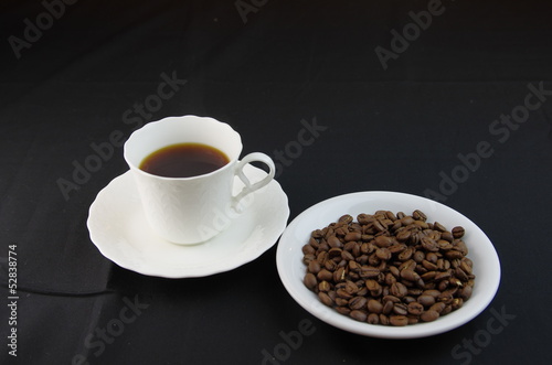 コーヒーカップとコーヒー豆