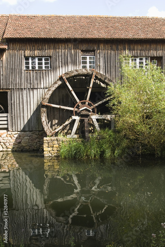 Vieille roue de moulin à eau.