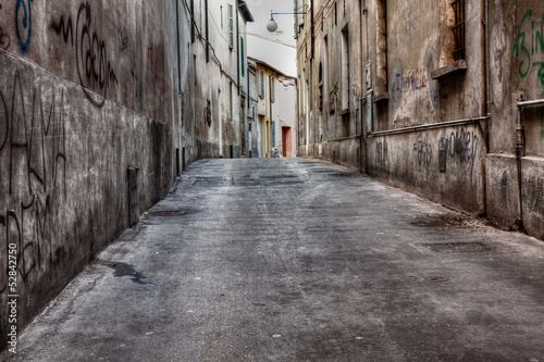 narrow alley © ermess