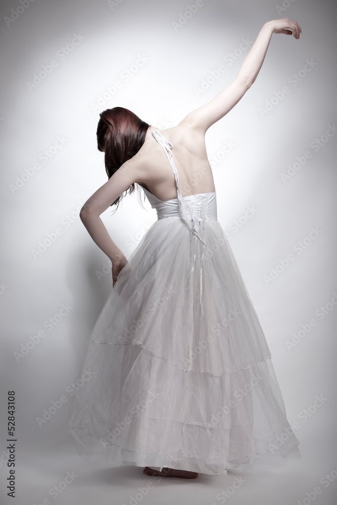 Fototapeta premium Młoda kobieta w białej sukni baletowej