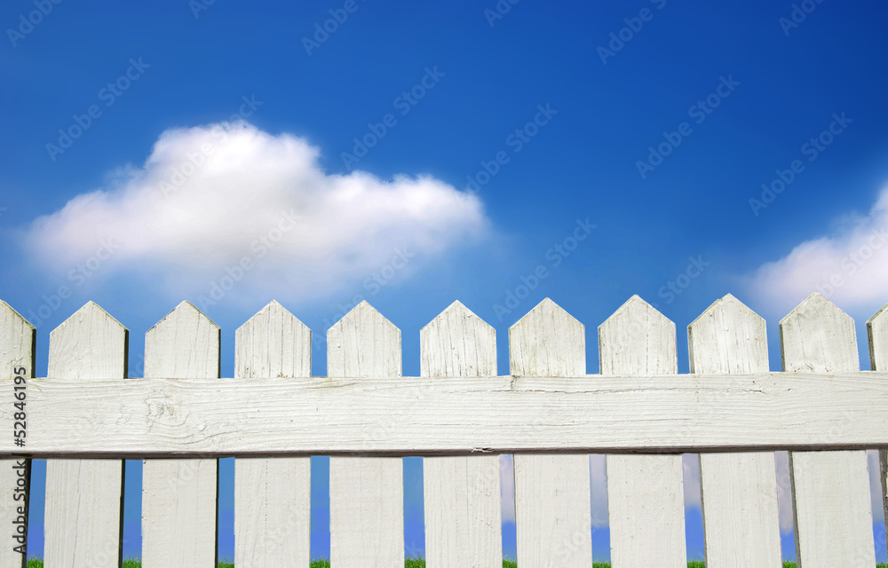 Fototapeta premium grass and white picket fence