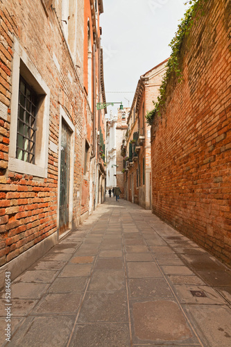 Fototapeta Naklejka Na Ścianę i Meble -  Small street with houses in Venice, Italy.