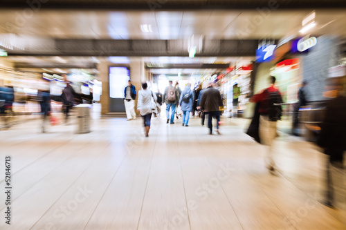 Menschen in der Bahnhofspassage mit Zoomeffekt photo