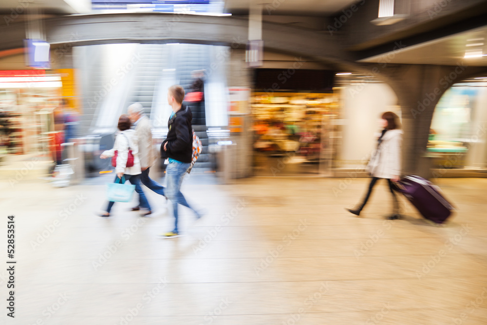 Fototapeta premium Menschen in der Bahnhofsunterführung