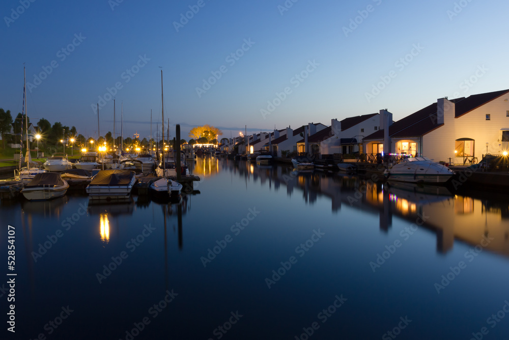 Mediterraner Hafen in Abenddämmerung