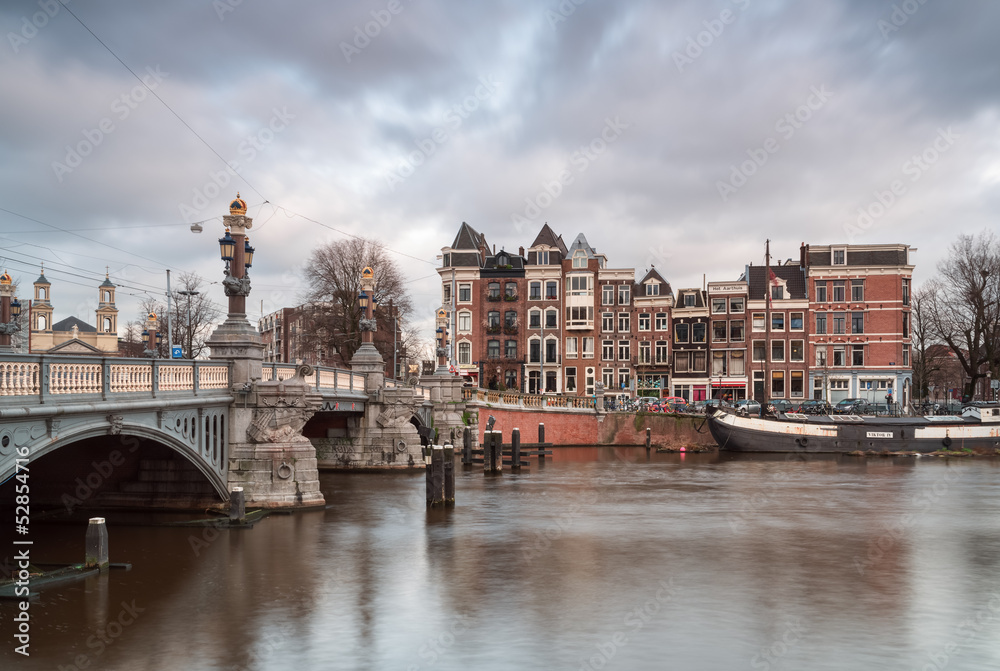 Obraz premium Bridge and achitecture in Amsterdam