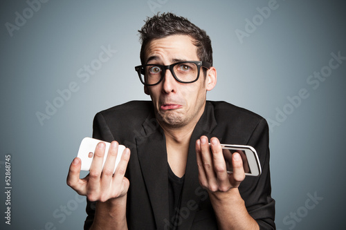 Obraz na płótnie Broken smartphone w salonie