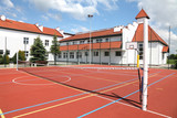 Boisko do siatkówki, koszykówki i lekkoatletyki.