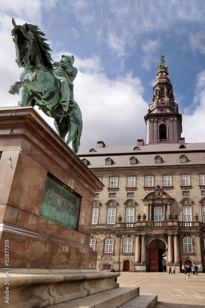 Schloss Christiansborg mit Reiterdenkmal