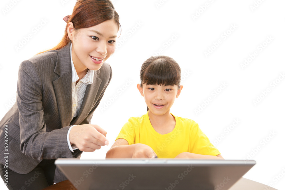 笑顔の女の子と女性教師 笑顔の女の子と女性教師