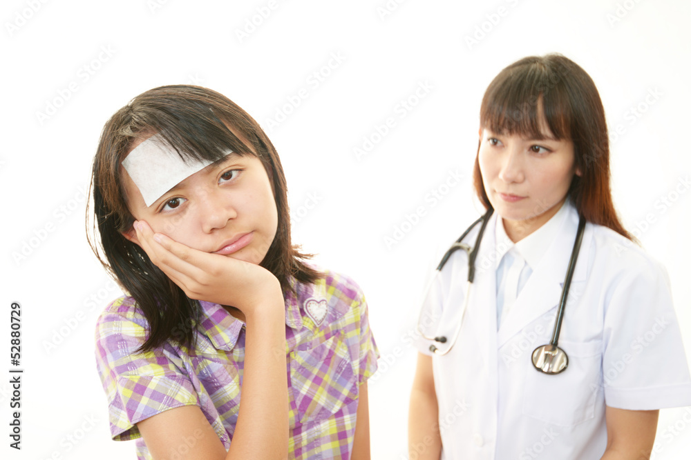 診察を受ける女の子 診察を受ける女の子