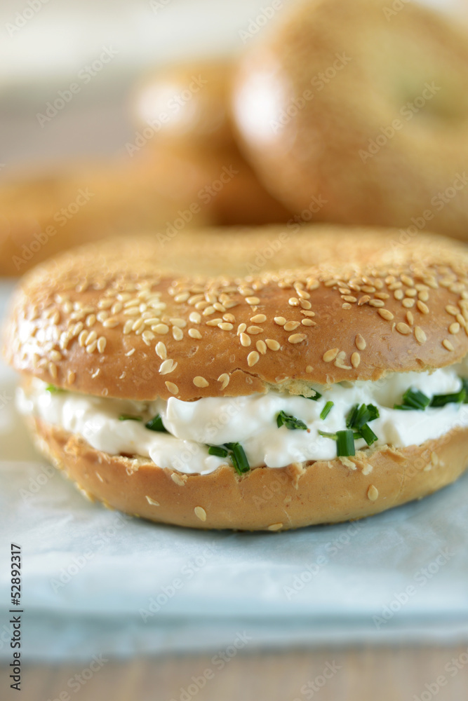 Sour Cream mit Schnittlauch auf Sesambagel Sour Cream mit Schnittlauch auf Sesambagel