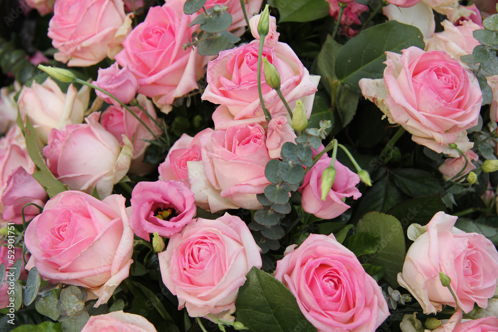 Pink wedding centerpiece: roses and eustoma Pink wedding centerpiece: roses and eustoma
