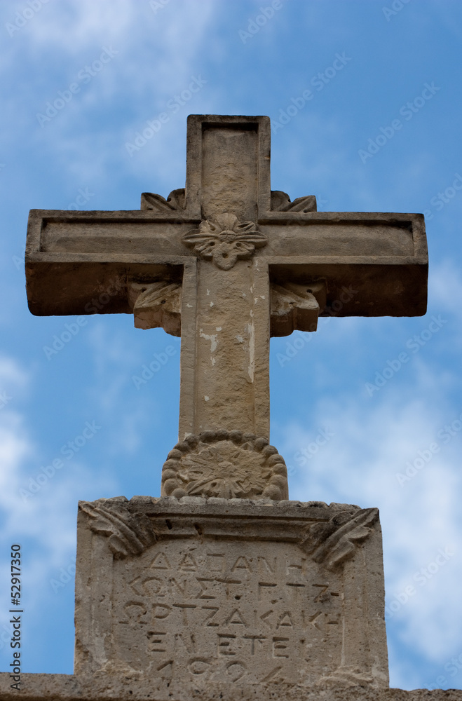 Croix sculptée en pierre