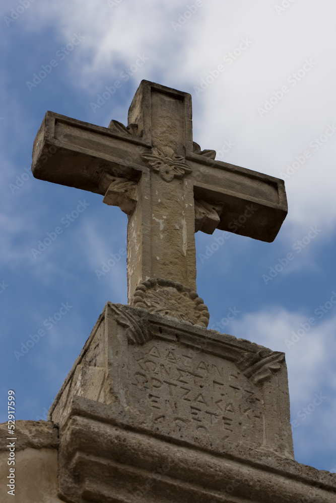 Croix sculptée en pierre