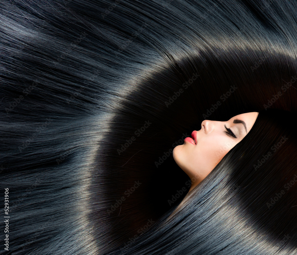 Obraz premium Zdrowe długie czarne włosy. Piękno brunetki kobieta