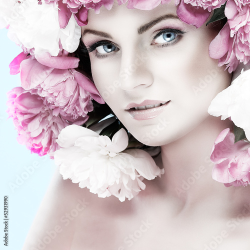 Fototapeta Naklejka Na Ścianę i Meble -  beautiful young girl with pink flowers
