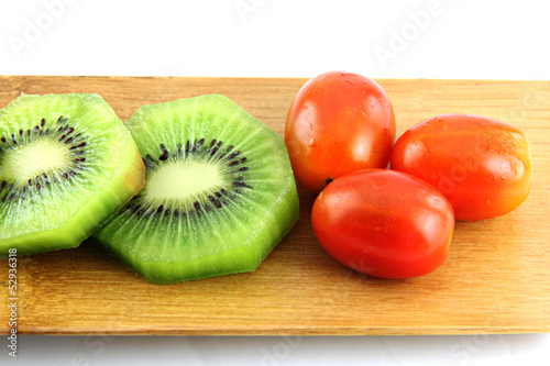 Kiwifruit slices into pieces and three Tomato.