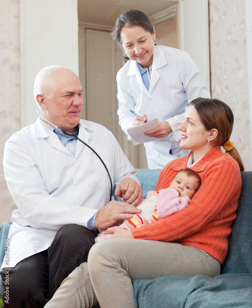 Obraz premium doctor talks with mother of newborn baby