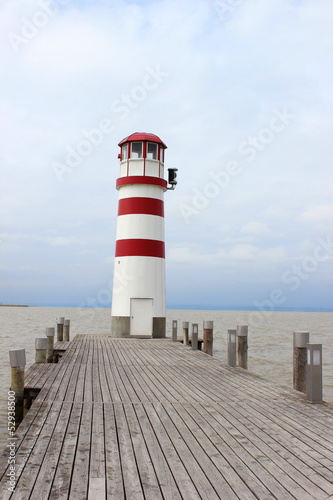 Steg mit Leuchtturm am Neusiedlersee im Burgenland