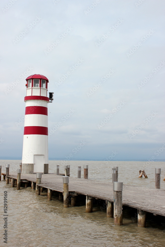 Leuchtturm an einem Steg am Neusiedlersee im Burgenland